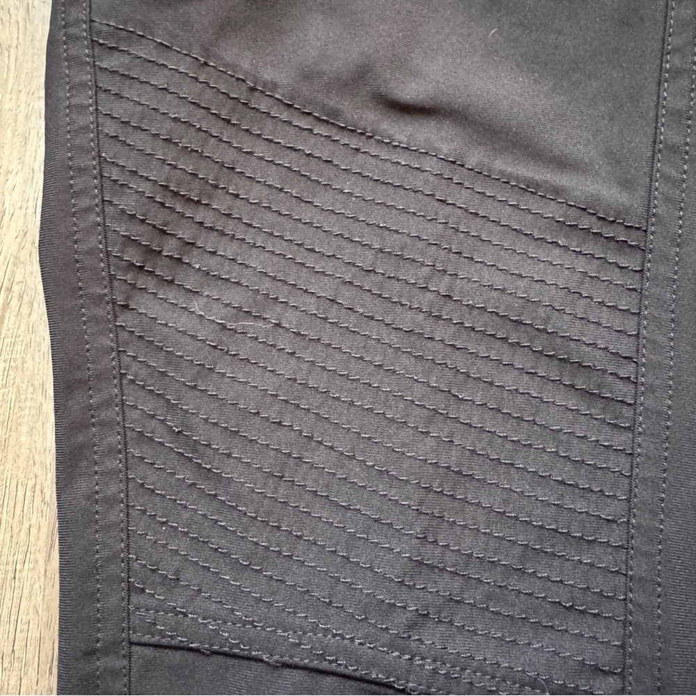 Lululemon Bust A Move Women's Pants - Estimated Size 2 - Picture 15 of 16